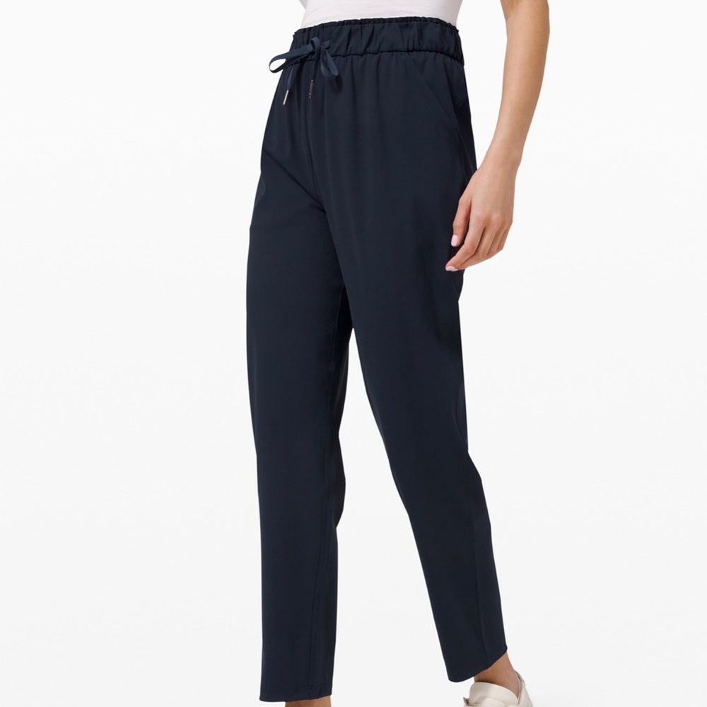 Navy lululemon keep moving pant size 6